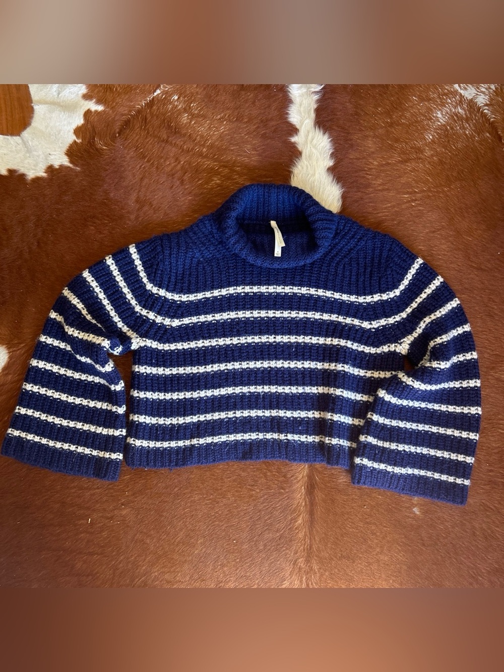 100% Alpaca Navy and White Knit Turtleneck